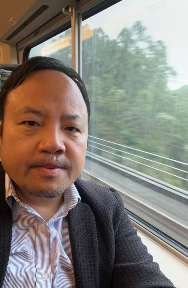 Ma Su portrait on a high-speed train